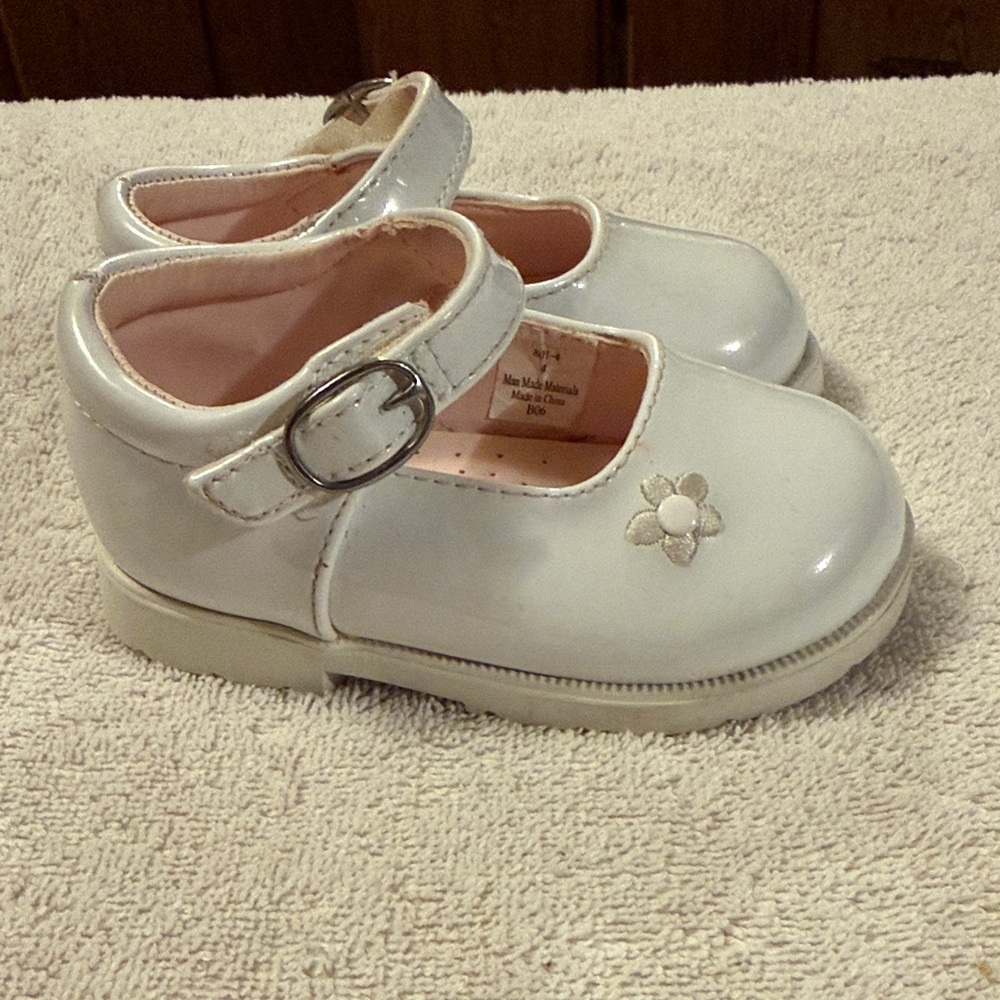 Girls White Mary Jane Shoes with Flower Accent